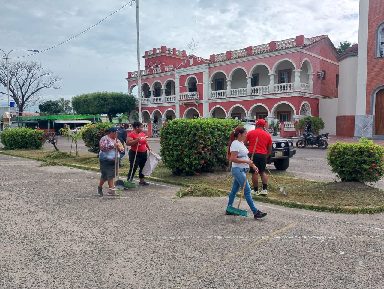 La Alcaldía Bolivariana de Machiques activa cuadrilla para limpieza de áreas verdes en la Plaza Bolívar