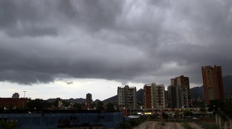 Onda tropical 42 genera lluvias y descargas eléctricas en gran parte del país