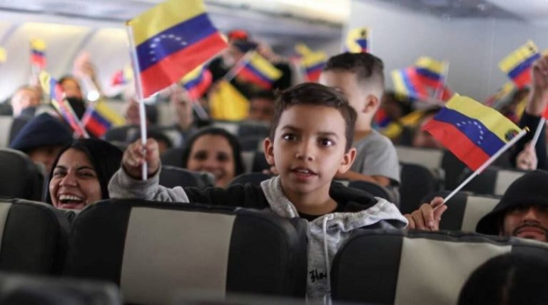 Migrantes arriban al país este jueves desde México con el Plan Vuelta a la Patria