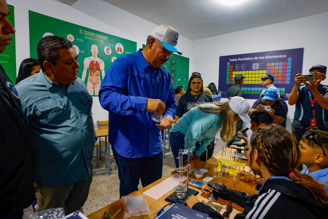 Entrega de escuela y anuncio de primeras 40 casas para afectados por sismo sellan gira del gobernador Caldera en Baralt