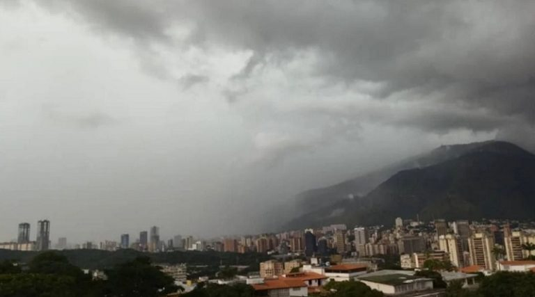 Tres ondas tropicales y 90% de formación ciclónica se espera al occidente del país