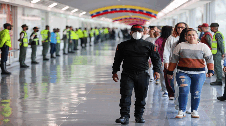 Venezuela expresa su compromiso con el retorno de migrantes pese a 