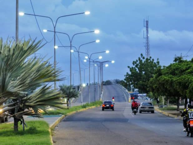 Corredor vial Hugo Chávez: nuevas luminarias benefician a 5 parroquias del oeste de Maracaibo