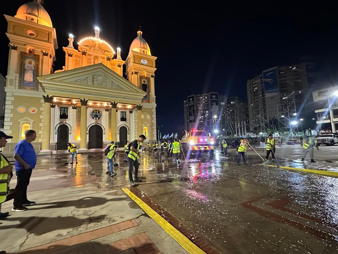 Más 60 de hombres y mujeres del barrido manual de la Alcaldía de Maracaibo limpiaron la plazoleta de la Basílica para la Bajada de la Virgen
