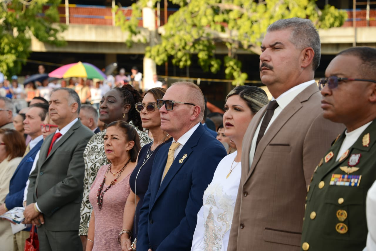 Más de 60 mil feligreses recibieron, a su patrona, Virgen de Chiquinquirá en su 
