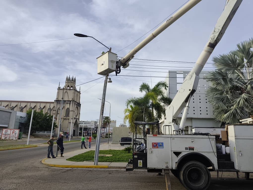 Alcaldía de Maracaibo optimiza alumbrado público de la avenida Bella Vista