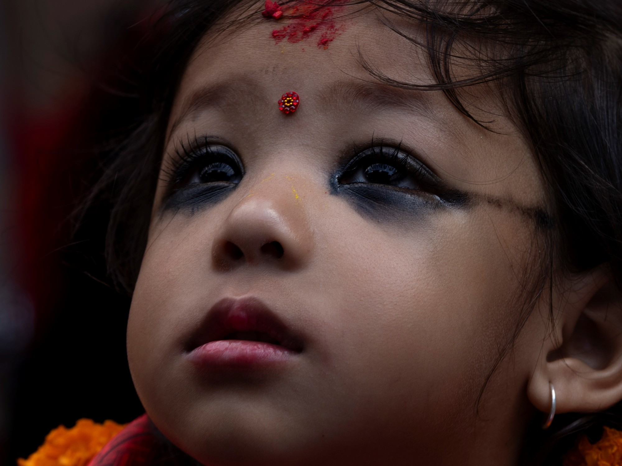 Niña de 2 años es proclamada como la nueva kumari de Nepal durante festival religioso hindú: será venerada como una diosa viviente