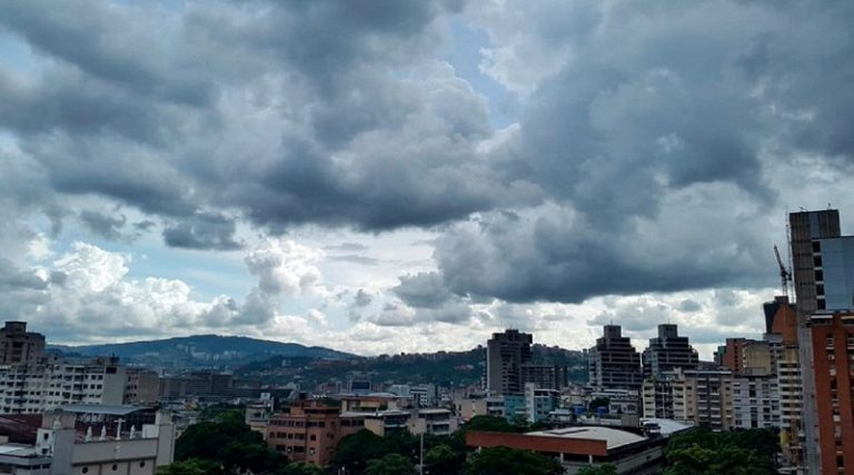 Autoridades meteorológicas prevén mantos nubosos con lluvias en gran parte del país
