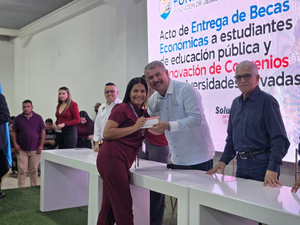 Gobernación celebra Día del Estudiante Universitario con entrega de 500 becas y firma de convenio con universidades