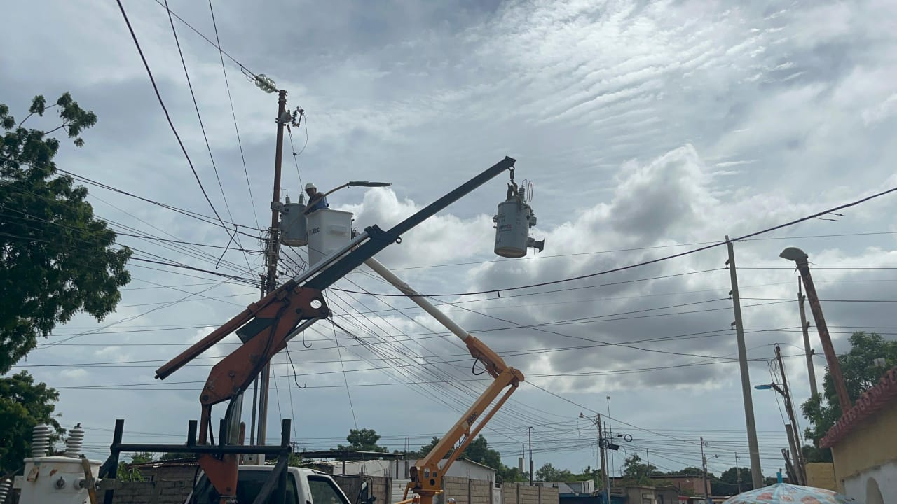 Refuerzan servicio eléctrico con instalación de transformadores en Zulia a través de la VenApp