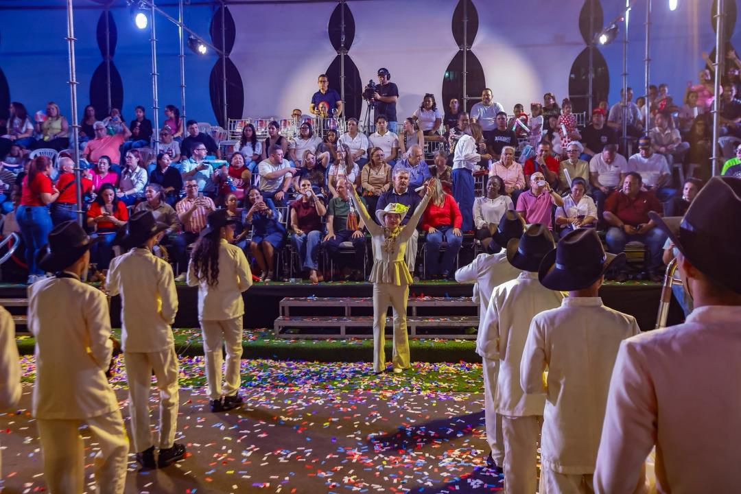 “Aquí está el Zulia grande y unido”: Gobernador Luis Caldera destaca éxito del desfile de feria