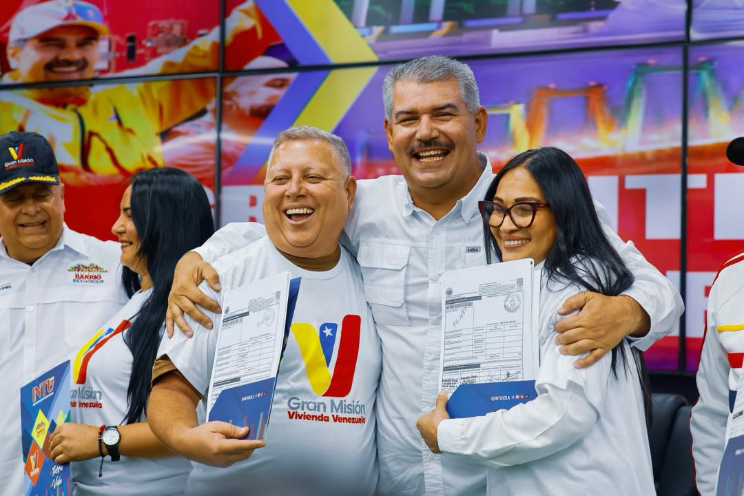 330 familias reciben sus títulos de tierra urbana en acto encabezado por el ministro Paredes y el gobernador Caldera