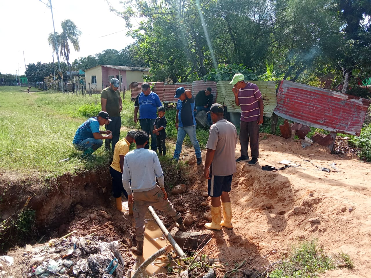 Aguas Machiques ejecuta reparación de tubo del acueducto en el sector Alto Viento III