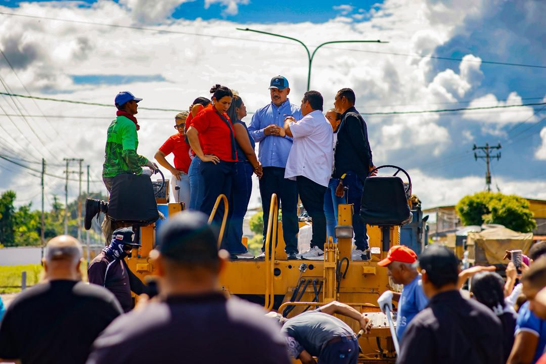 Gobernador Caldera inicia colocación de 5.000 toneladas de asfalto y anuncia rehabilitación de escuelas en Baralt