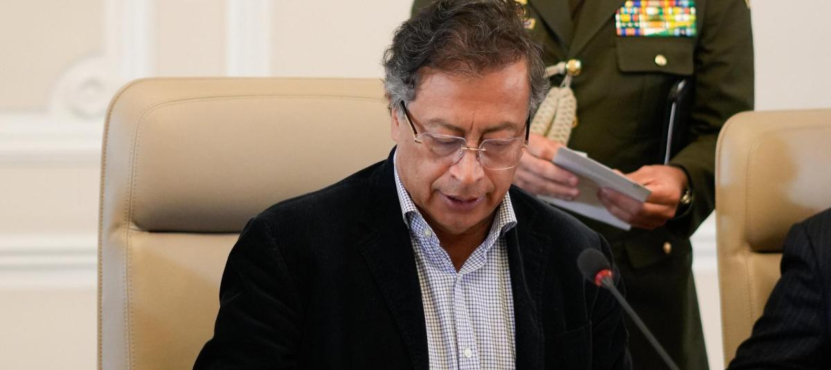 Petro declara emergencia económica ante una 
