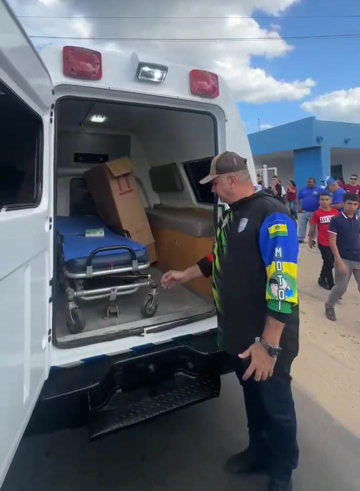 Alcalde Marco Perrotta fortalece la atención primaria con entrega de ambulancia al Ambulatorio Las Piedras