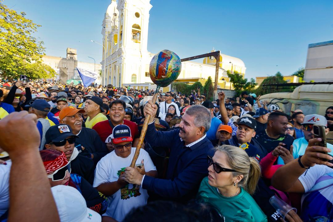 Gobernador Caldera acompaña a feligresía en la multitudinaria procesión de San Benito de Palermo en Cabimas