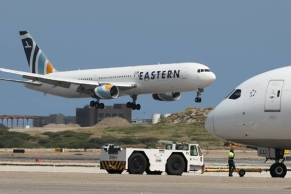 Llega a Venezuela vuelo con 172 migrantes repatriados desde EEUU entre tensiones por espacio aéreo