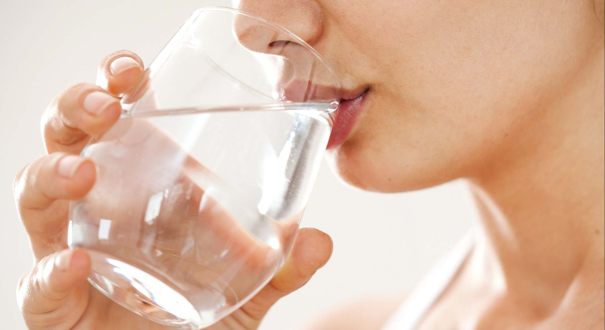 Los increíbles beneficios de tomar agua con los ojos cerrados: “amplificador natural de la energía mental” 