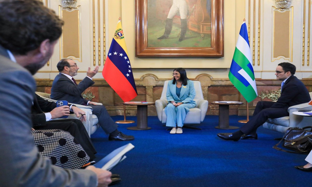 Delcy Rodríguez lidera reunión con el Presidente de la CAF