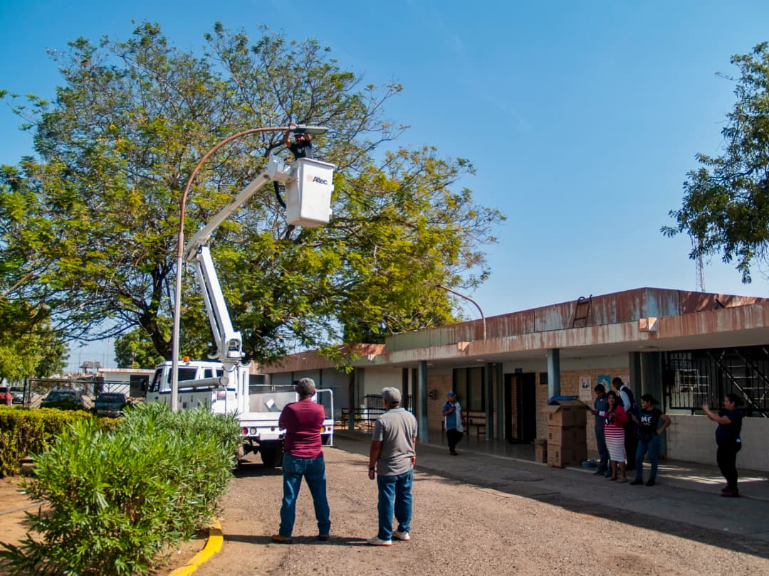Plan de Iluminación del Zulia avanza en 21 centros de salud regional