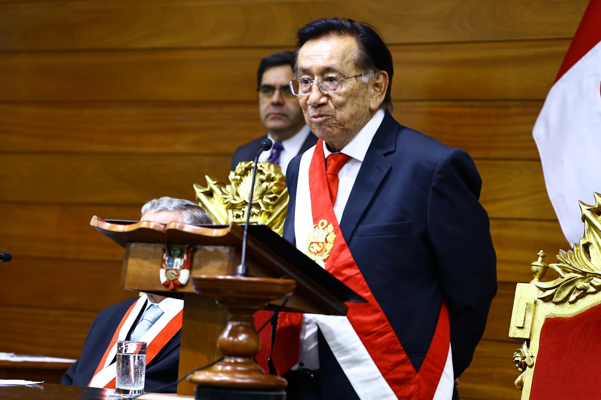 Perú con nuevo presidente interino