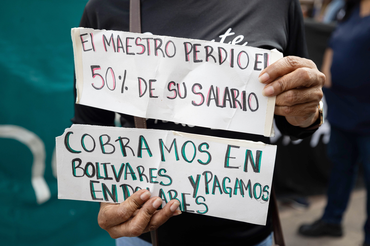 Gremios y sindicatos se concentran en Plaza Caracas para solicitar mejoras salariales
