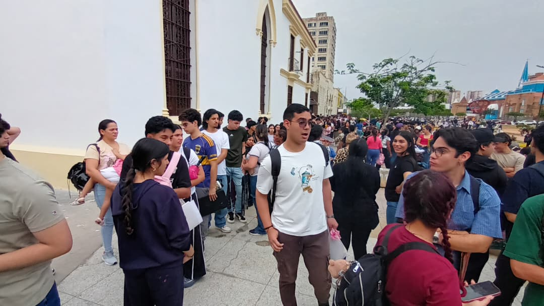 Esperanza en la Plaza Bolívar: Un Pasaporte al Futuro