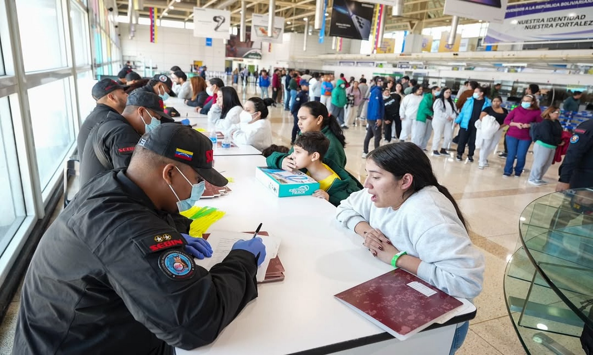 Retornan 311 connacionales a Venezuela desde EEUU