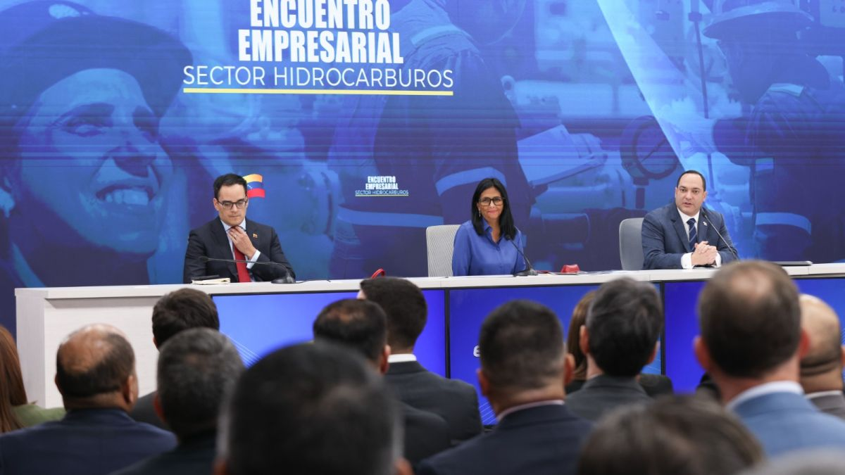 Delcy Rodríguez pide a empresarios defender industria de hidrocarburos desde la legalidad nacional e internacional