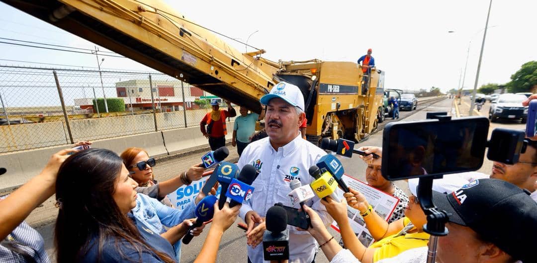 Gobernador Caldera supervisa trabajos de asfaltado
