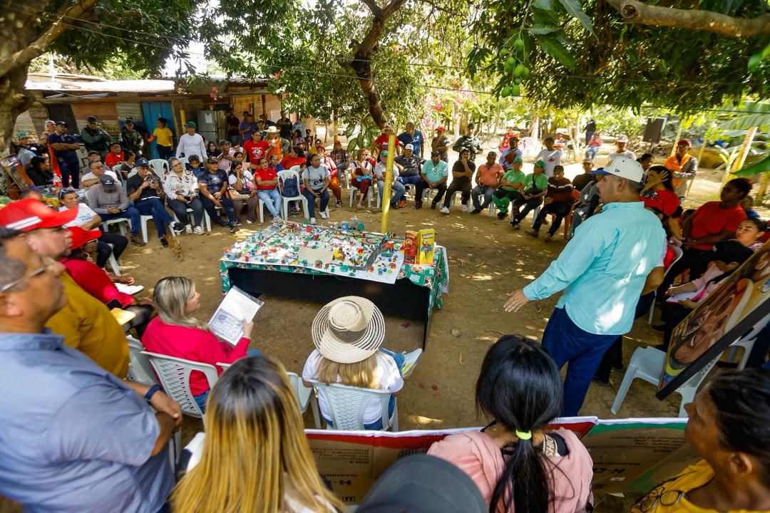 Luis Caldera realizó encuentro con comunas en Lagunillas