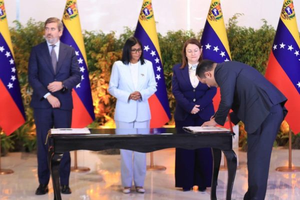 Delcy Rodríguez firmó acuerdo para «garantizar el suministro de gas»