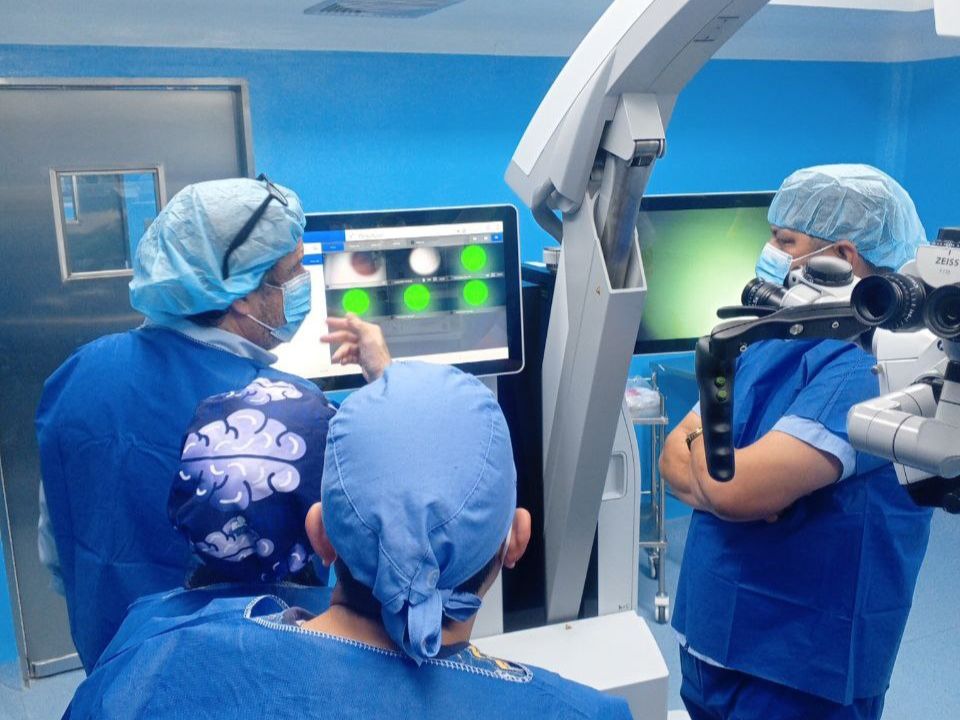 SAHUM se convierte en referente tecnológico con la activación de microscopio robotizado