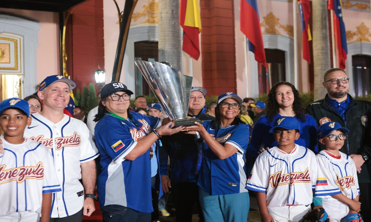 Delcy Rodríguez recibió la Copa del Clásico Mundial de Béisbol 2026