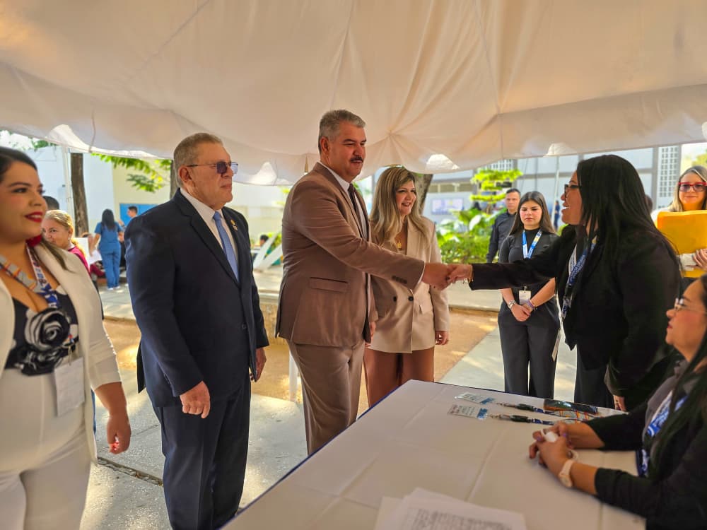 Gobernador Luis Caldera recibe Medalla al Honor al Mérito de la Facultad de Medicina de LUZ