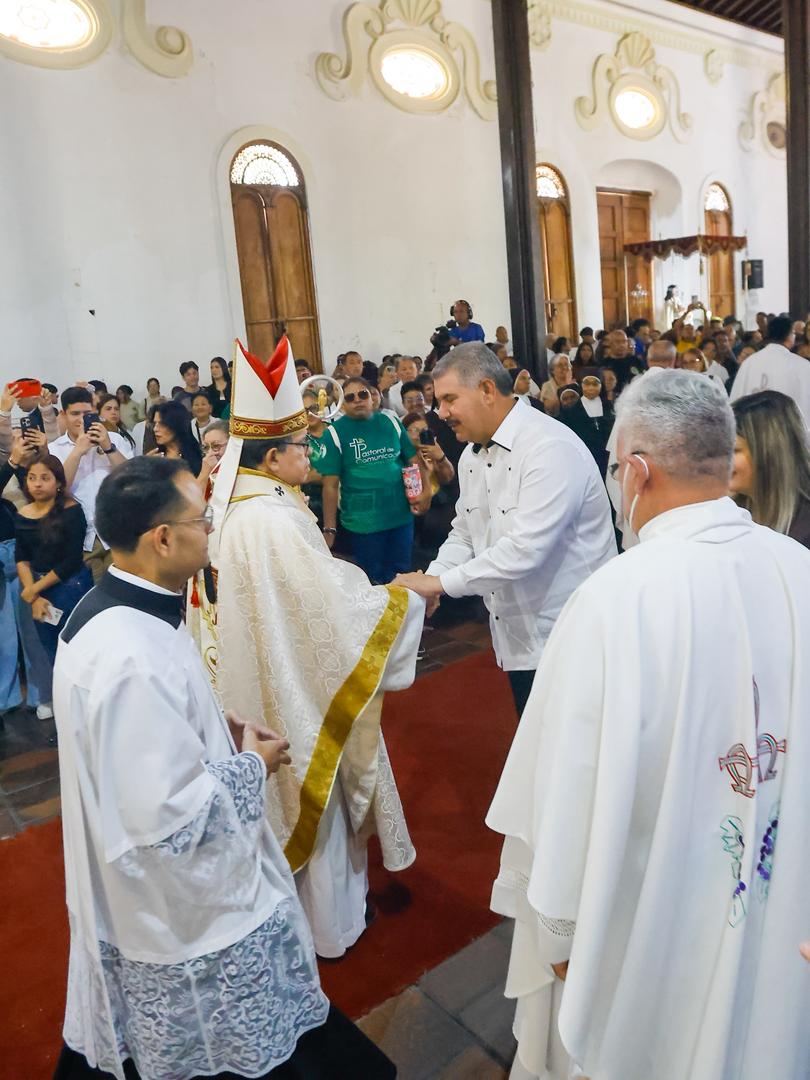 Gobernador Luis Caldera acompaña la Misa Crismal en la Catedral de Maracaibo