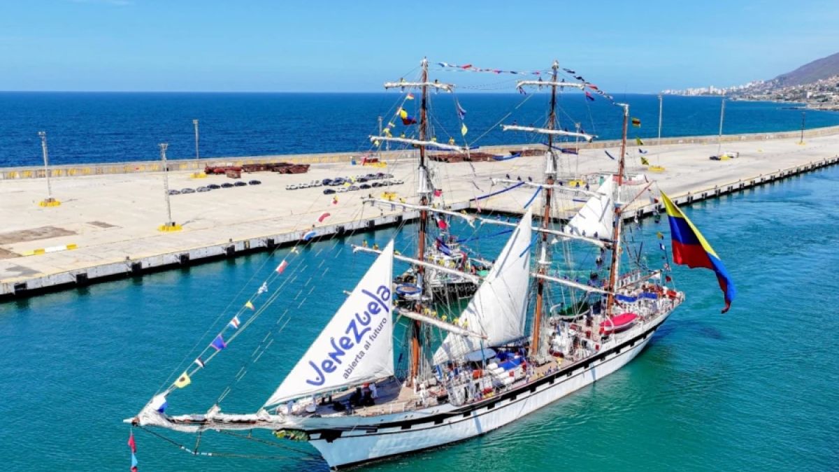 Buque Escuela Simón Bolívar llega a Granada durante su Crucero de Instrucción