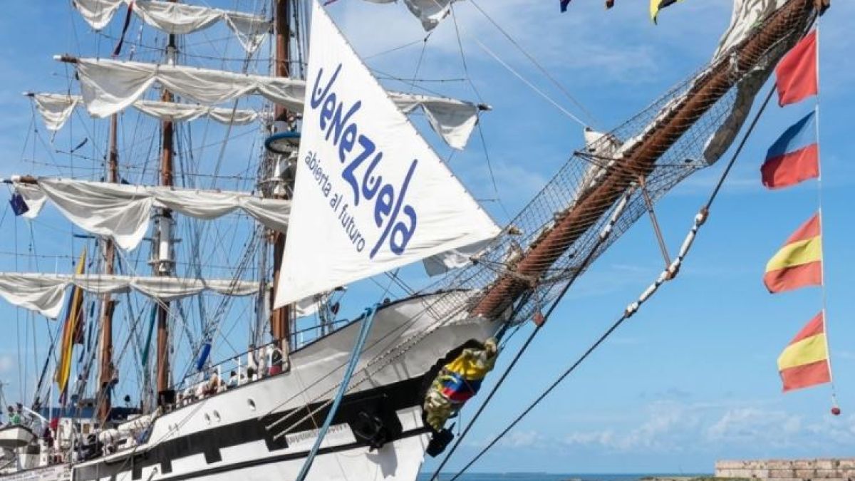 Buque Escuela Simón Bolívar rumbo a la Mancomunidad de Dominica