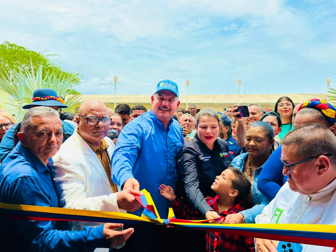 Gobernador Caldera fomenta desarrollo del municipio Simón Bolívar: Inaugura auditorio y entrega flota operativa