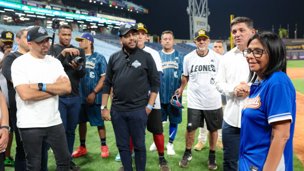 Delcy Rodríguez encabezó encuentro con leyendas del béisbol para lanzamiento de la Liga Monumental