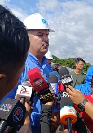 Gobernador Luis Caldera inspecciona avances del Parque Solar Fotovoltaico en Machango