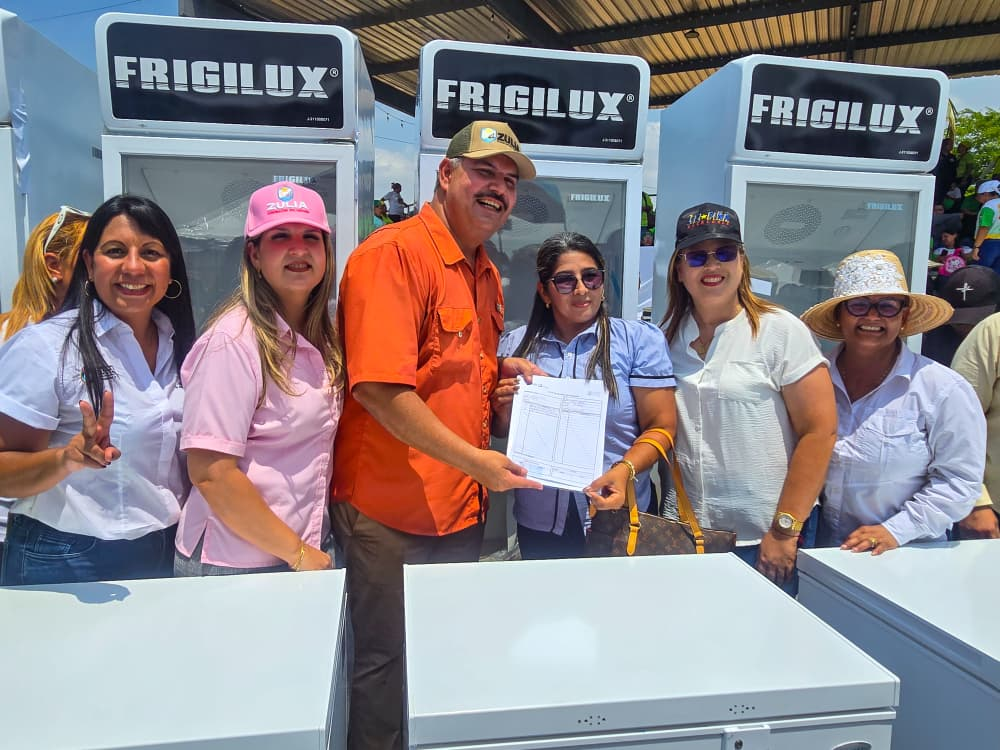 Gobernador Caldera entrega dotación y equipamiento para 149 escuelas del Zulia