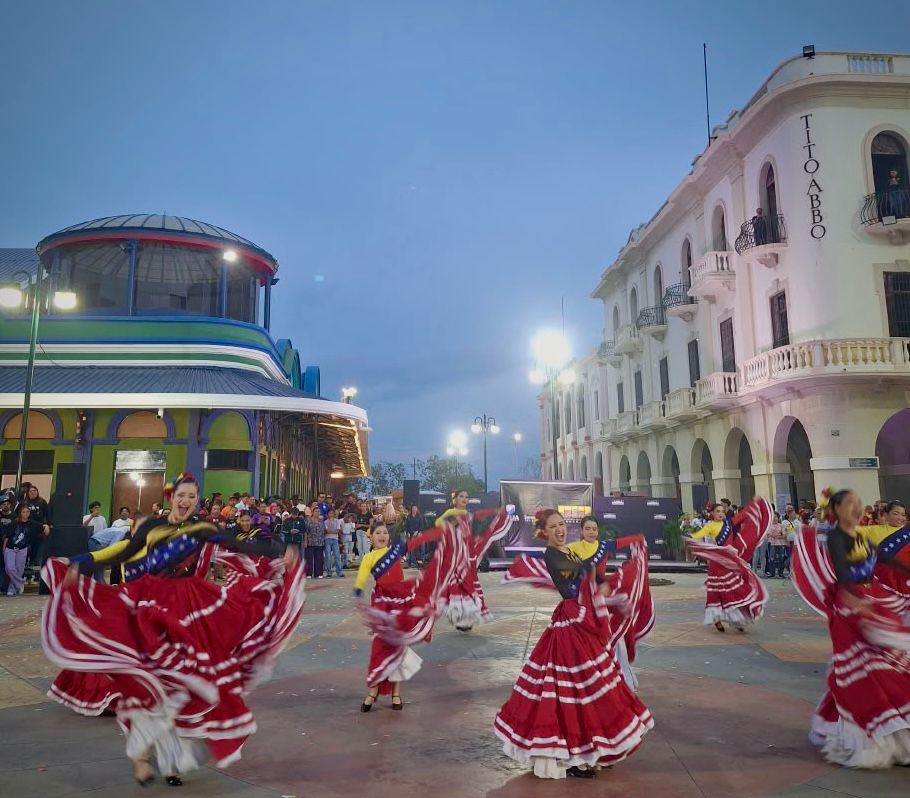 Zulia rinde homenaje a la danza con histórico despliegue de 1.500 bailarines en la Plaza Baralt