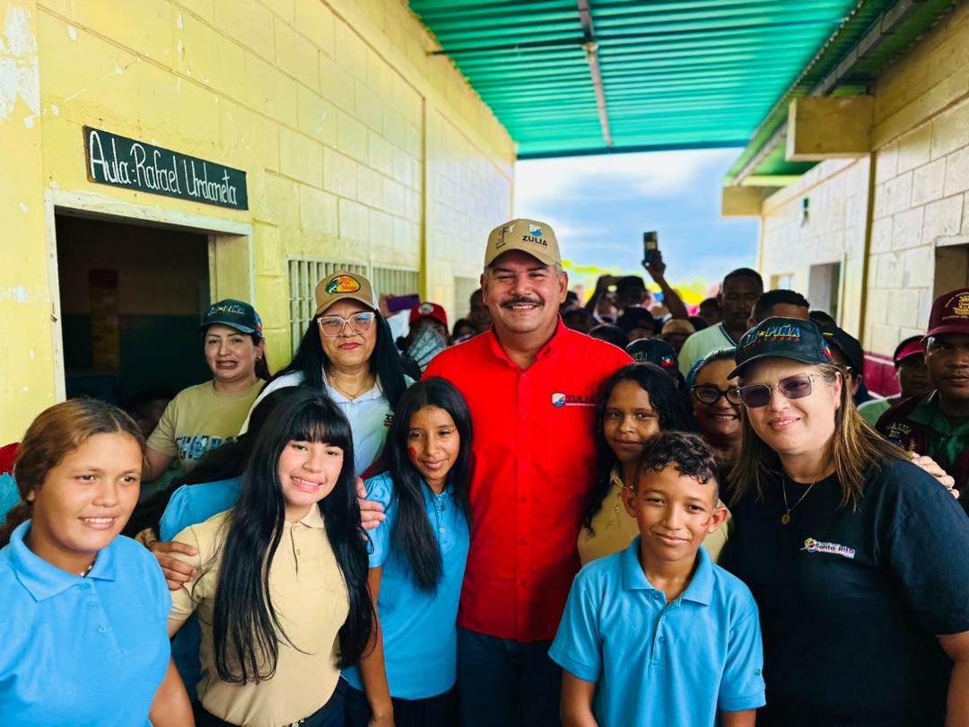 Gobernador Caldera entrega uniformes y financiamientos a escuelas del municipio Santa Rita