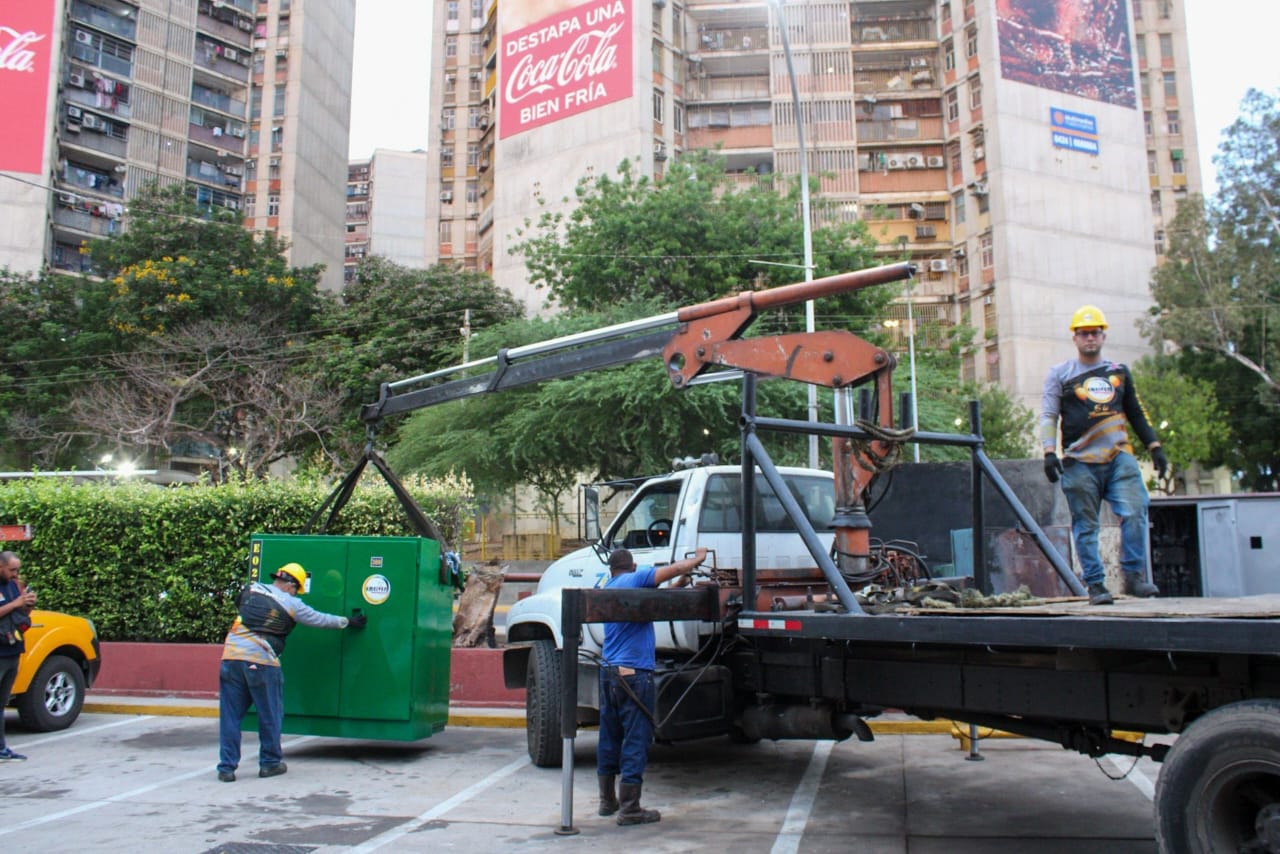 ¡Corpoelec, Gobernación y Alcaldía de Maracaibo! Se inició reemplazo del transformador que explotó en Centro Comercial Ciudad Chinita