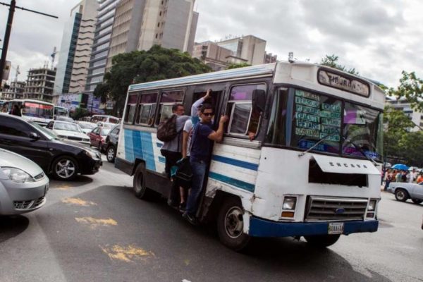 Anuncian programa de financiamiento a transportistas para adquirir insumos y repuestos