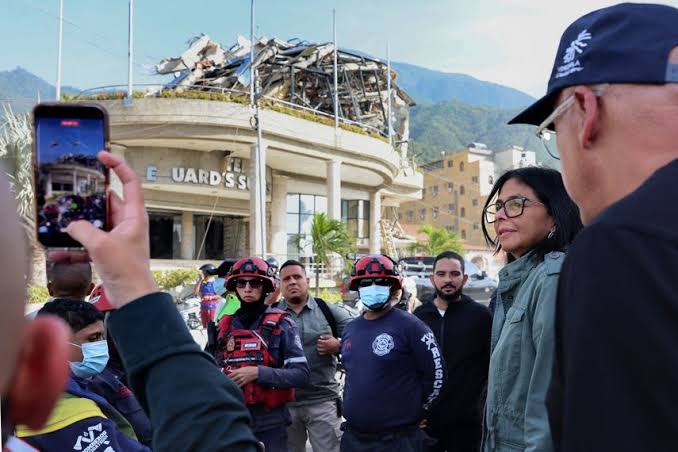 ¡Para la recuperación tras los terremotos! Delcy Rodríguez pide a Carlos III la liberación del oro venezolano