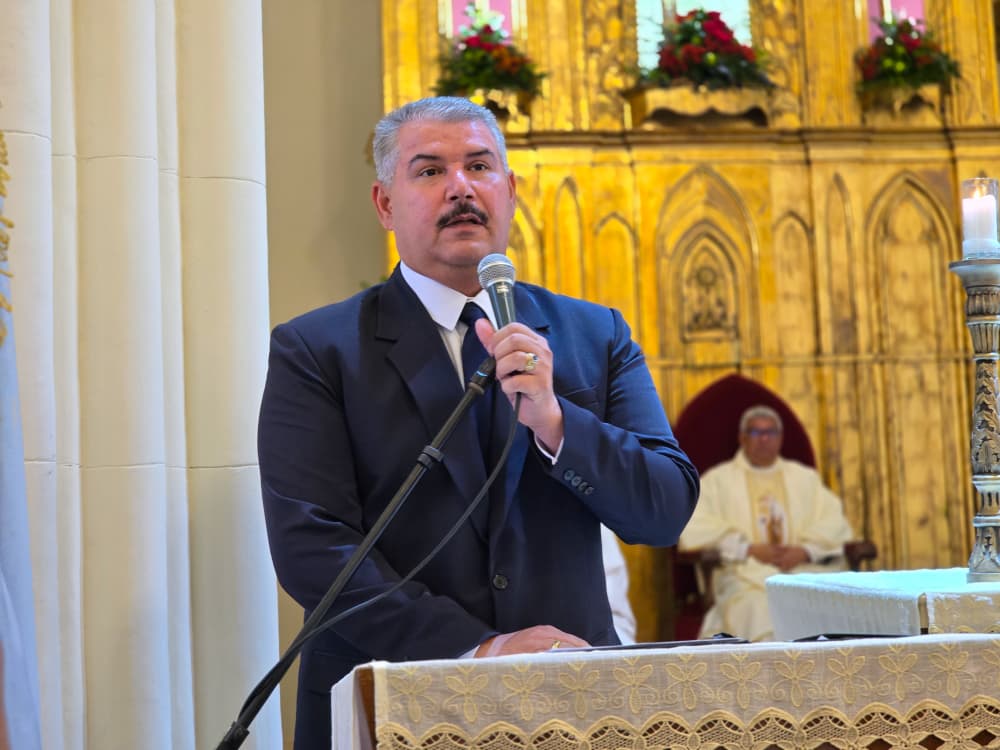 Gobernador Luis Caldera ofrenda sonido y un 